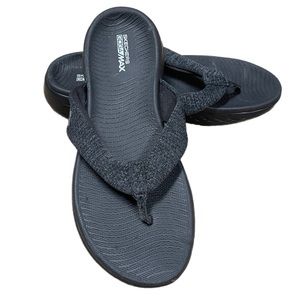 Skechers Goga Max Flip Flops size 8